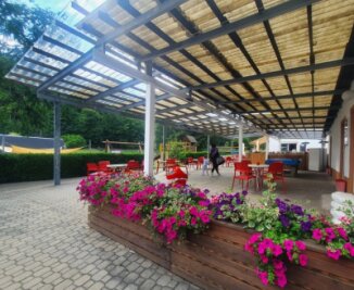 Gelenau will in seinem Freibad Strom erzeugen - Neben schönen Blumen soll der Sitzbereich des Gelenauer Freibades bald ein Dach mit PV-Modulen erhalten. 