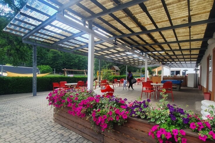 Neben schönen Blumen soll der Sitzbereich des Gelenauer Freibades bald ein Dach mit PV-Modulen erhalten. 