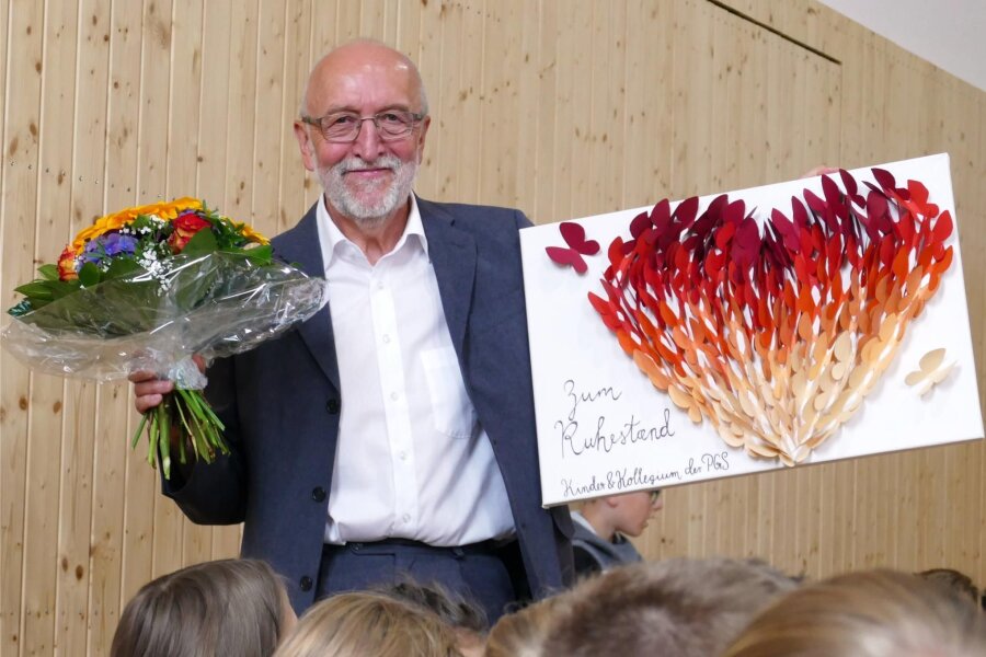 Gelenauer Lehrer hat trotz Ruhestand noch viel vor - Neben Blumen und einem Bild durfte sich Klaus Böhm bei seinem Abschied auch über ein Lied und ein Interview freuen.