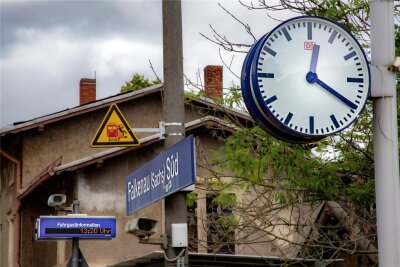 Gelten am Bahnhof Falkenau zwei Zeitzonen? - Die digitale Anzeige zeigt die derzeit geltende Sommerzeit, die analoge Uhr hängt eine Stunde hinterher.