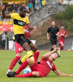 Gelungene Generalprobe für den VFC - Christopher Bibaku (gelb-schwarzes Trikot) spielte "auf Probe" für den VFC Plauen gegen die Sportfreunde Siegen. Er traf Mitte der zweiten Halbzeit zum zwischenzeitlichen 2:1.
