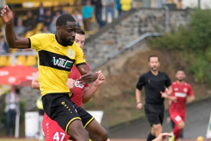 Christopher Bibaku (gelb-schwarzes Trikot) spielte "auf Probe" für den VFC Plauen gegen die Sportfreunde Siegen. Er traf Mitte der zweiten Halbzeit zum zwischenzeitlichen 2:1.