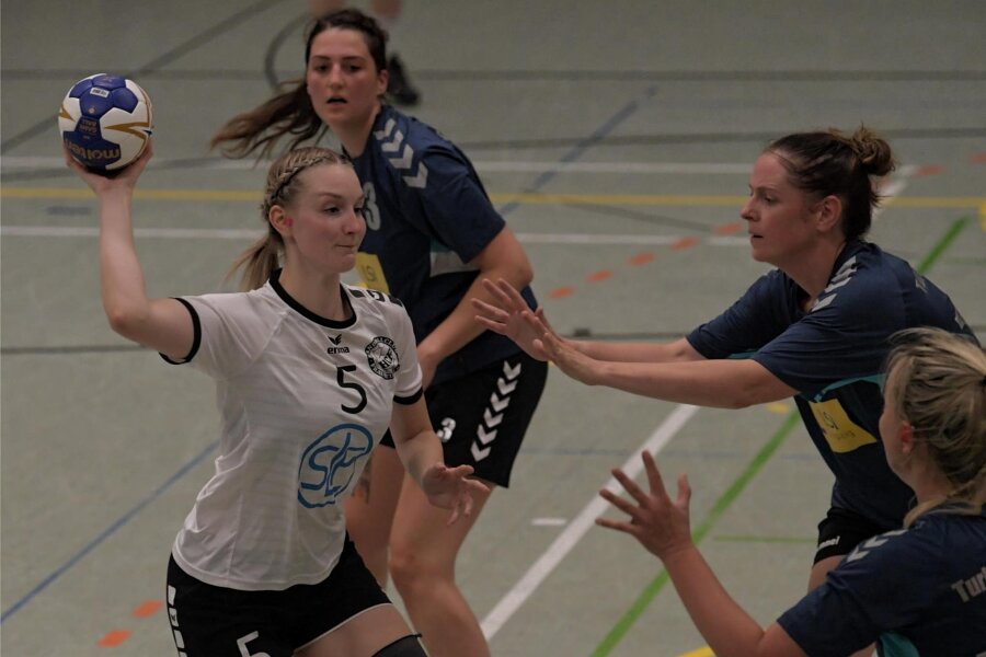 Gelungene Premiere für Fraureuther Handballerinnen - Marie Jungnickel (am Ball) und die Handballerinnen des HC Fraureuth konnten ihr erstes Verbandsliga-Heimspiel gewinnen. 