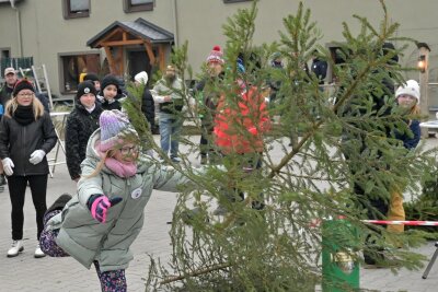 Gelungene Premiere: Im Erzgebirge fliegen die Weihnachtsbäume - Nele Schmiedel trat bei den Kindern an und warf den Baum über vier Meter weit.