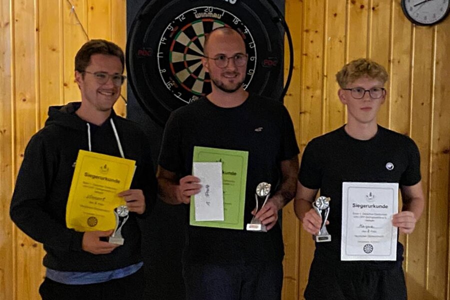 Gelungene Premiere spornt Geringswalder Dartsspieler an - Vincent Koch, Christopher Johne und Marque Wagner (v. l.) hießen die Sieger des ersten Geringswalder Steeldarts-Turniers. 