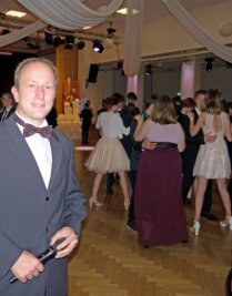 Gelungener Kursabschluss - Mario Müller, Inhaber des Tanzcenters Kießling, freute sich, dass die 15- und 16-jährigen Mädchen und Jungen auf dem Parkett Taktgefühl und Schrittsicherheit bewiesen. 