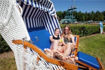 Gelungener Saisonstart im Plauener Freibad Haselbrunn - An Sonnencreme haben Emilia Stenzel (links) und Clara Seeling bei ihrem Besuch im Freibad Haselbrunn gedacht.
