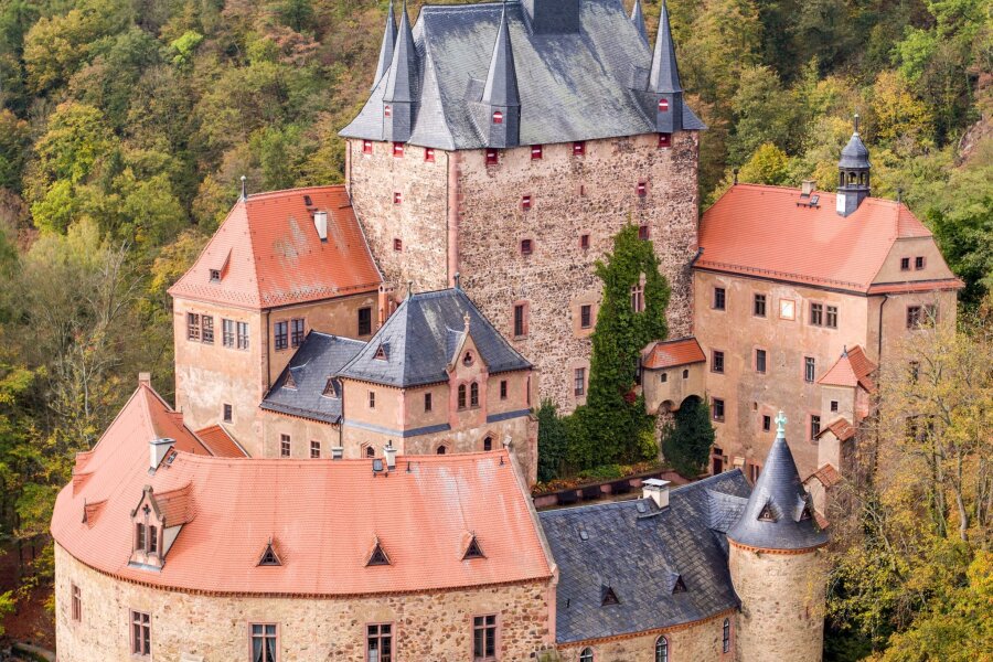 Gemälde zur berühmten Sage von Burg Kriebstein restauriert - Im herbstlich gefärbten Tal der Zschopau thront die Burg Kriebstein.