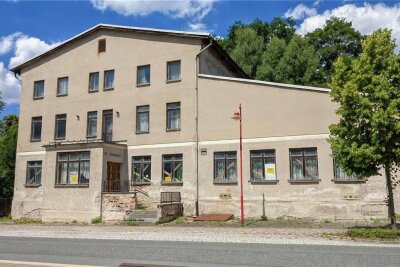 Gemeinde Bad Brambach neuer Eigentümer der „Freundschaft“ - Die ehemalige HO-Gaststätte "Freundschaft" an der Bosestraße in Bad Brambach: Die Gemeinde hat sie ersteigert.