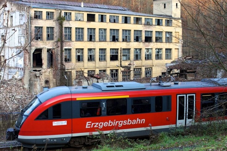 <p class="artikelinhalt">Auch Touristen, die per Zug ins Erzgebirge reisen, sollen nach den Abrissarbeiten ein besseres Bild von Wilischthal bekommen. </p>
