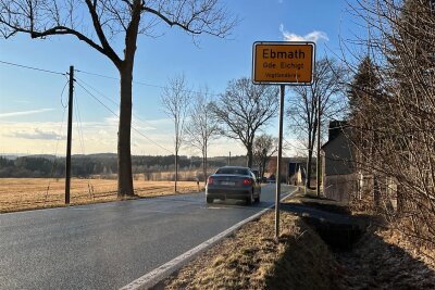Gemeinde Eichigt: Raserei-Debatte nimmt nach „Freie Presse“-Beitrag Fahrt auf - Eine Stelle, an der oft gerast wird: der Ortseingang Ebmath aus Richtung tschechischer Grenze.