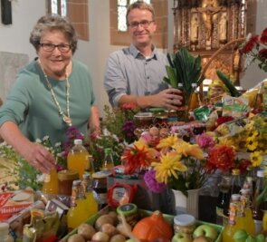 Gemeinde feiert Erntedankfest - Schon seit vielen Jahren richtet Liebgard Veit, hier mit Pfarrer Benjamin Roßner, den Altarraum für das Erntedankfest her. 