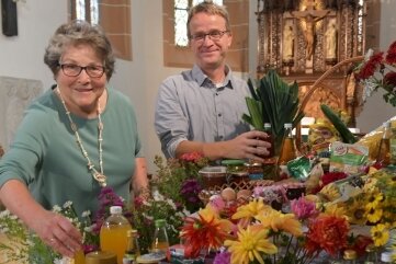 Gemeinde feiert Erntedankfest - Schon seit vielen Jahren richtet Liebgard Veit, hier mit Pfarrer Benjamin Roßner, den Altarraum für das Erntedankfest her. 