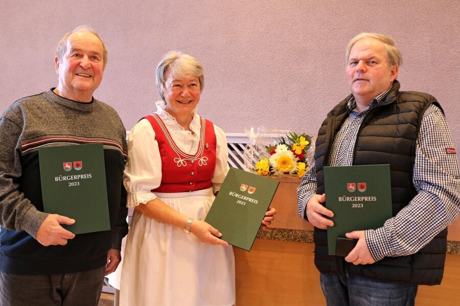 Gemeinde im Erzgebirge ehrt drei Bürger für ehrenamtliches Engagement - Gerd Grimm, Marion Kretzschmar und Andreas Weigel (von links) wurden beim Neujahrsempfang von Raschau-Markersbach für ihr ehrenamtliches Engagement ausgezeichnet.