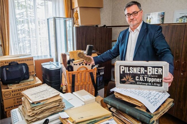 Gemeinde im Erzgebirge hortet Heimatschatz im Rathaus - Akten, Bürsten, Souvenirs: Bürgermeister Volkmar Viehweg in dem Raum, der die wachsende ortshistorische Sammlung der Gemeinde Stützengrün beherbergt. 