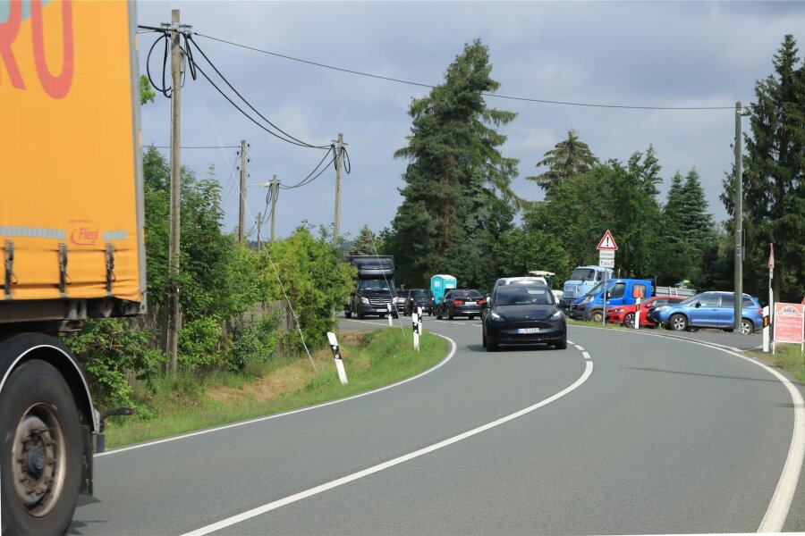 Gemeinde Limbach baut in Lauschgrün sicheren Fußweg für Schulkinder - Auf der Durchgangsstraße laufen Kinder im Kurvenbereich gefährlich.