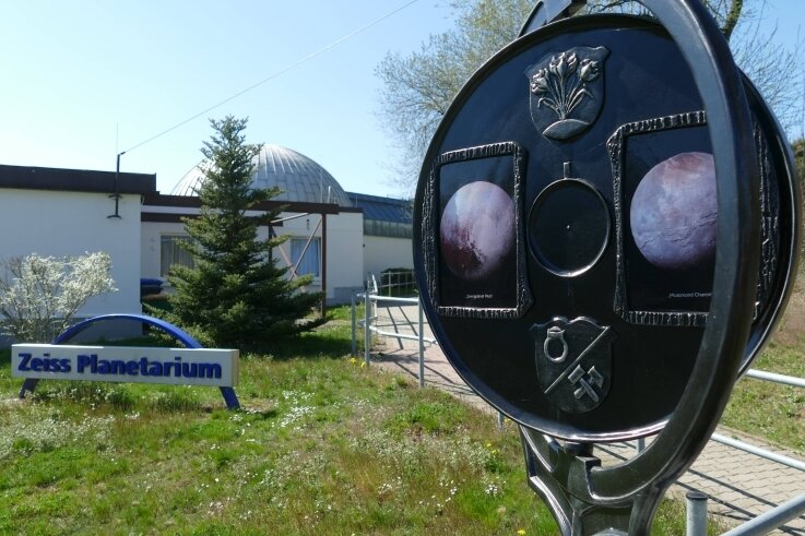 Gemeinde möbelt die Planeten auf - Am Drebacher Planetarium wurden das Modell und die Informationstafel des Zwergplaneten Pluto erneuert und mit Fotos versehen. Es ist eine von zehn Stationen entlang des Planetenwanderweges. 