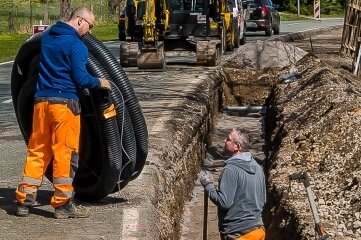 Gemeinde plant mit Millioneninvestitionen - Die Bauarbeiten für die Verlängerung des Gehwegs entlang der Staatsstraße haben bereits begonnen. 