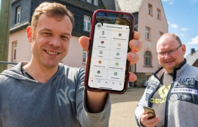 Gemeinde präsentiert sich online mit neuer App - Die Gemeindemitarbeiter André Schönherr (links) und Jan Görner haben wesentlich dazu beigetragen, dass die Großrückerswalder künftig noch zielgerichteter über Neuigkeiten im Ort schnell informiert werden. 