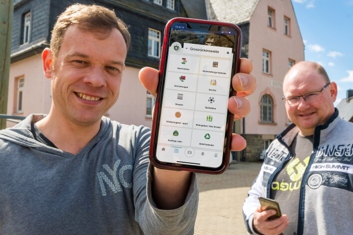 Die Gemeindemitarbeiter André Schönherr (links) und Jan Görner haben wesentlich dazu beigetragen, dass die Großrückerswalder künftig noch zielgerichteter über Neuigkeiten im Ort schnell informiert werden. 