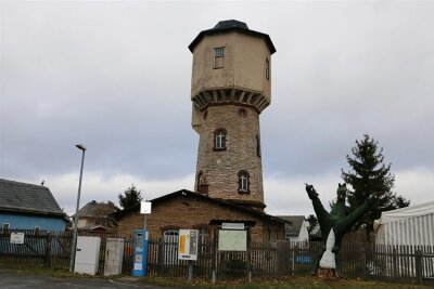 Gemeinde verkauft Syrauer Wasserturm an private Hände - Der Syrauer Wasserturm ist jetzt in privater Hand. Die Konsolen unter dem Wasserbehälter oben am Turm sollen noch in diesem Jahr erneuert werden. Da bröckelt der Beton. 