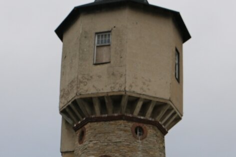 Der Syrauer Wasserturm ist jetzt in privater Hand. Die Konsolen unter dem Wasserbehälter oben am Turm sollen noch in diesem Jahr erneuert werden. Da bröckelt der Beton. 