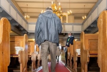 Gemeinde weiht neuen Teppich ein - Erster Bewährungstest für den neuen Kirchenteppich beim Gottesdienst am Wochenende. 
