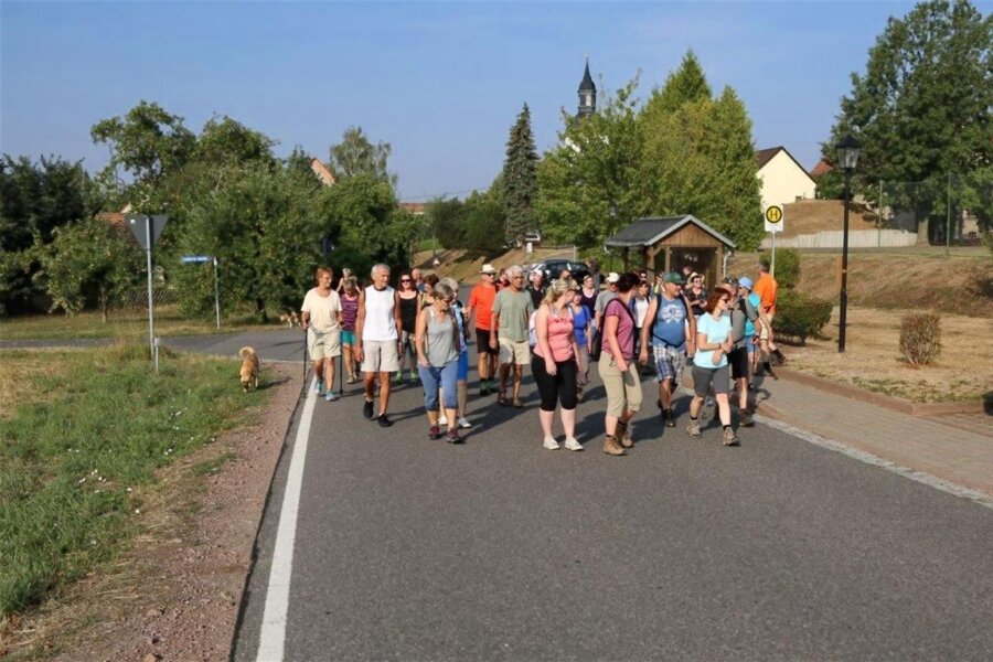 Gemeinde Zettlitz geht auf Wanderschaft - Neben viel Bewegung nutzen Einwohner die Gelegenheit, miteinander ins Gespräch zu kommen.