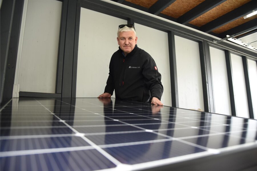Gemeindeamt Triebel erhält eine Fotovoltaikanlage - René Haupt von der Firma Rh-Elektrotechnik übernimmt die Elektroinstallation für die Fotovoltaikanlage.