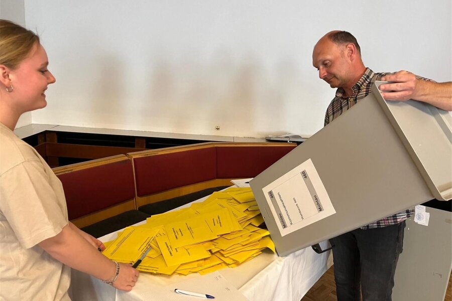 Gemeinderatswahl in Mühlau bis zuletzt spannend: Wer erhält den 14. Sitz? - Wahlleiter André Stoll und Wahlhelferin Lena Gränz leeren eine Wahlurne. Der Wahlabend dauerte besonders lange, weil häufig extra Namen auf den Stimmzetteln landeten.