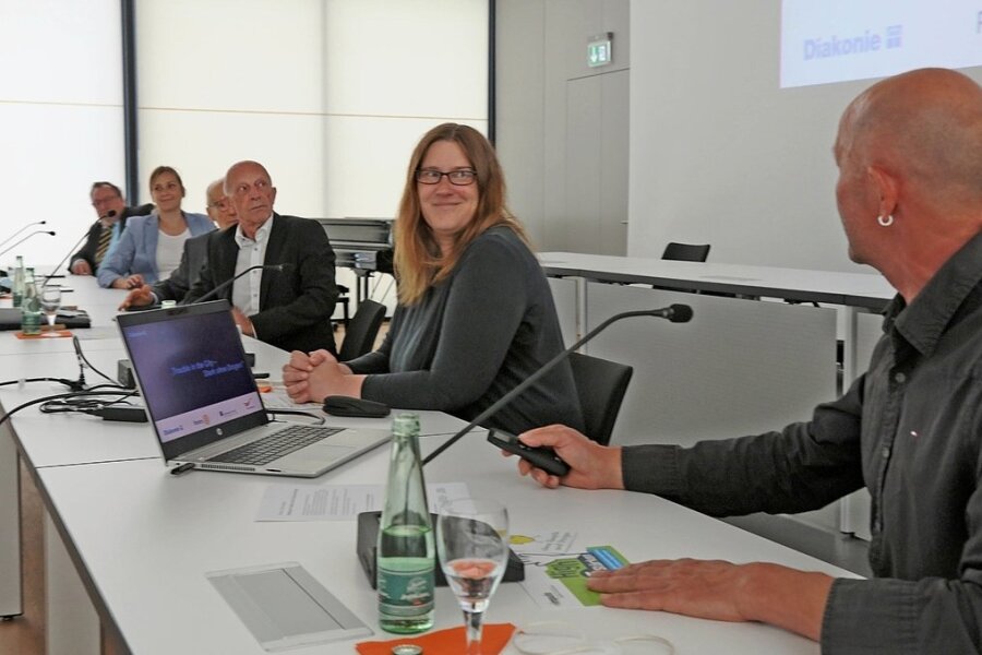 Gemeinsam gegen Drogen - Nicola Niedernolte und Elfried Börner stellten gemeinsam mit weiteren Partnern im Bürgersaal des Rathauses das Projekt "Stark ohne Drogen" vor. 