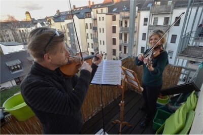 Gemeinsam in Coronazeiten: Diese Mitmach-Aktionen stehen an - Claudia Zakowsky und Marius Marx spielten auf ihrem Balkon in Schloßchemnitz drei Lieder und beteiligten sich so an Balkonkonzerten am 22. März.