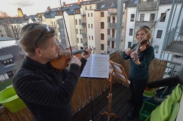Gemeinsam in Coronazeiten: Diese Mitmach-Aktionen stehen an - Claudia Zakowsky und Marius Marx spielten auf ihrem Balkon in Schloßchemnitz drei Lieder und beteiligten sich so an Balkonkonzerten am 22. März.