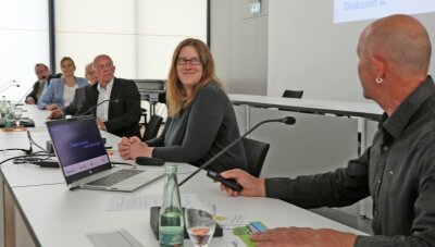 Gemeinsame Aktionen gegen Drogenkonsum - Nicola Niedernolte und Elfried Börner stellten gemeinsam mit weiteren Partnern im Bürgersaal des Rathauses das Projekt "Stark ohne Drogen" vor. 