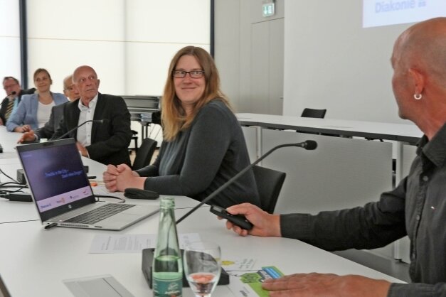 Gemeinsame Aktionen gegen Drogenkonsum - Nicola Niedernolte und Elfried Börner stellten gemeinsam mit weiteren Partnern im Bürgersaal des Rathauses das Projekt "Stark ohne Drogen" vor. 