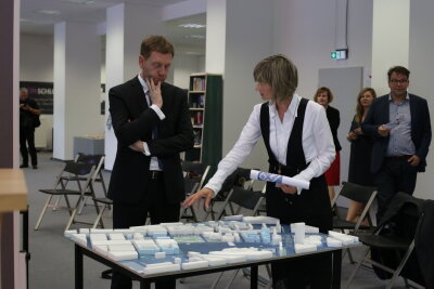 Gemeinsame Pläne für künftiges Theaterquartier - Ministerpräsident Michael Kretschmer und Oberbürgermeisterin Barbara Ludwig an einem Modell der Chemnitzer Innenstadt.