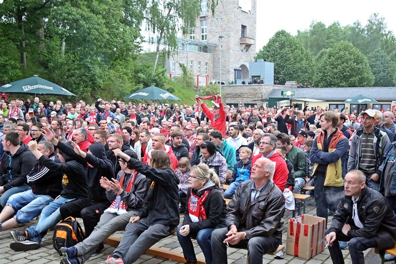 Gemeinsames Fußballgucken - FSV Zwickau siegt 1:1 - Rund 800 FSV-Fans fieberten gestern Abend am Westsachsenstadion mit ihrer Mannschaft mit, die im Saarland spielen musste.