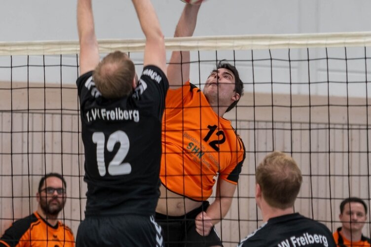 Gemischte Gefühle am Netz - Im mittelsächsischen Duell gegen den VV Freiberg II hatten die Milkauer Volleyballer, hier mit David Heidel im Angriff, keine Probleme. Trotz der anschließenden Niederlage ist der Bezirksmeistertitel weiter möglich. 