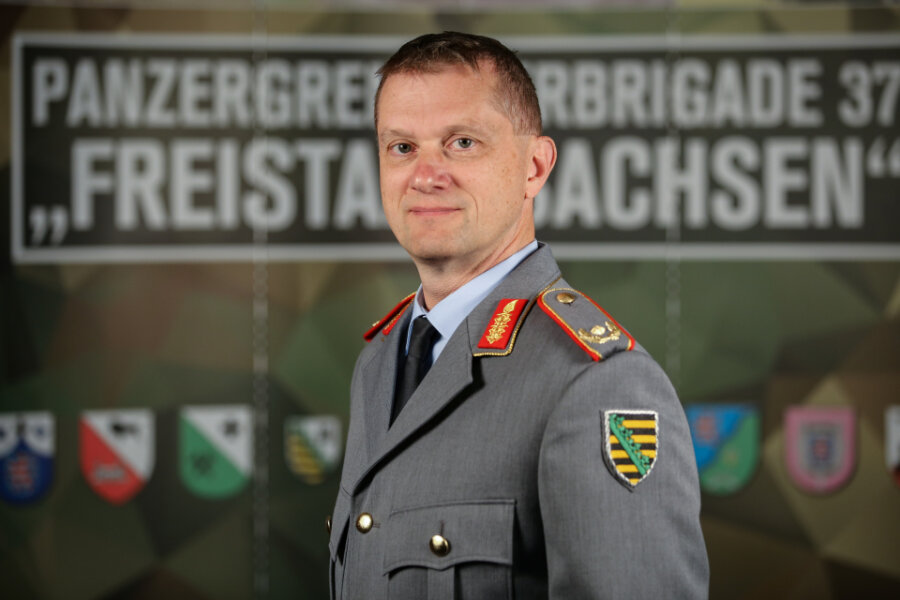 General führt jetzt die Grenadiere in Frankenberg - Alexander Krone - Brigadegeneral