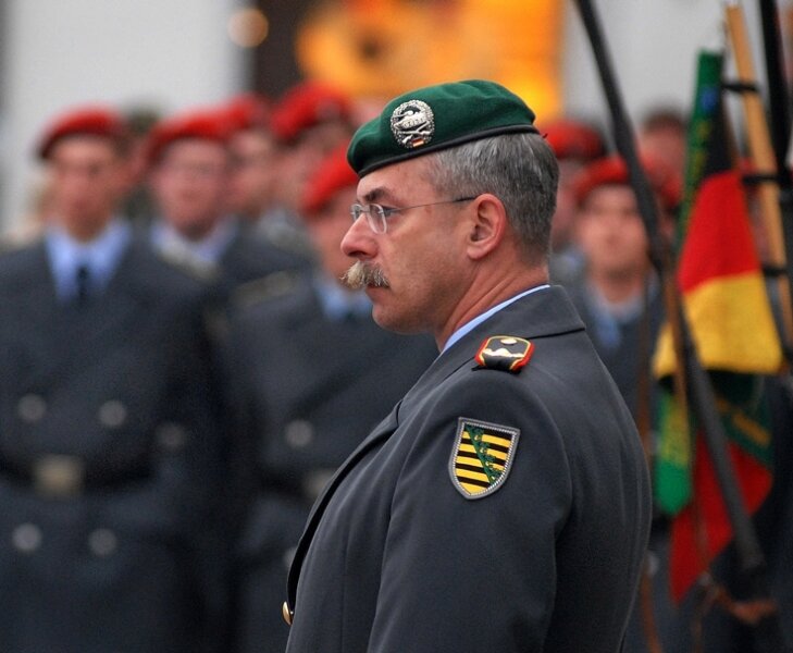 General kämpft gegen die Tränen - 
              <p class="artikelinhalt">Brigadegeneral Jörg Vollmer bei der Schweigeminute für die in Afghanistan getöteten Bundeswehrsoldaten.</p>
            