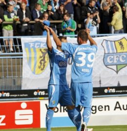 Generalprobe geglückt - Chemnitzer FC besiegt Newcastle United - Maik Kegel gratuliert Anton Fink zu seinem Tor.
