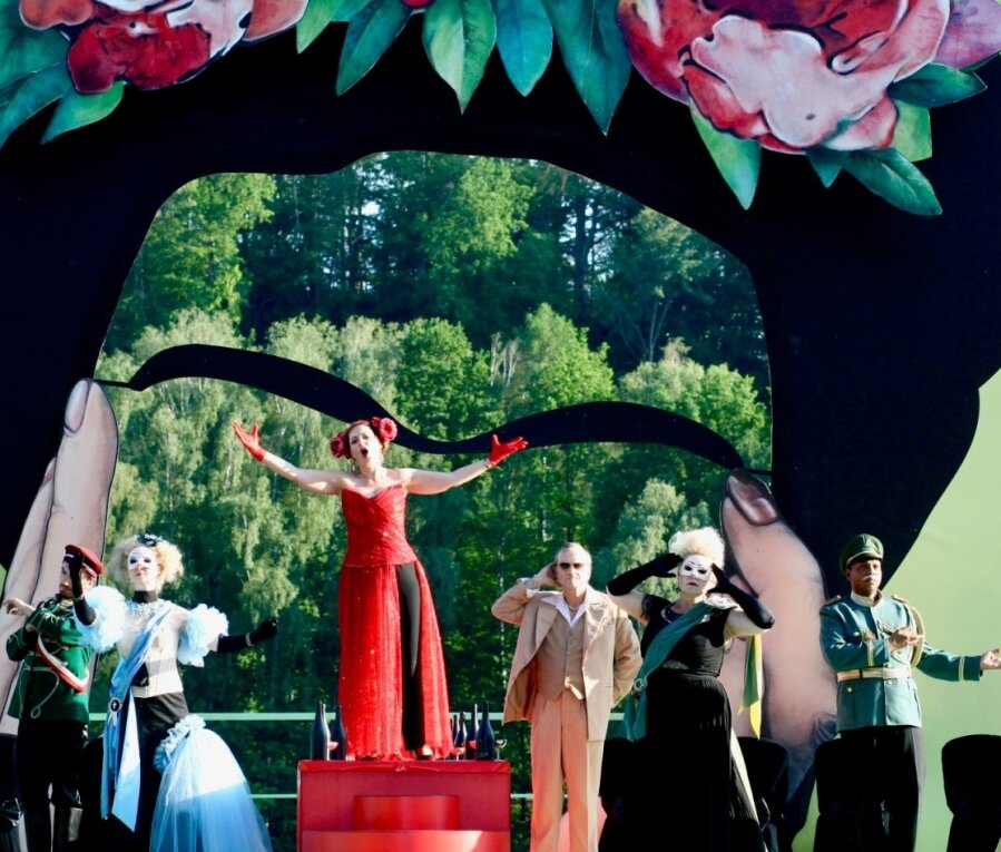 Generalprobe im doppelten Sinn - Originelles Bühnenbild, super Sängerinnen und Sänger in schönen Kostümen, gut aufgelegtes Orchester: Generalprobe der "Csardasfürstin" auf der Seebühne Kriebstein. 