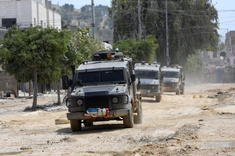 Generalstreik im Westjordanland - Weitere Tote und Verletzte - Militärfahrzeuge im palästinensischen Flüchtlingslager Nur Schams in Tulkarem.