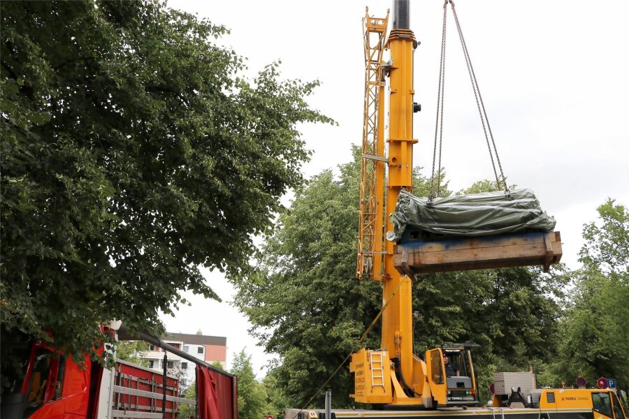 Generalüberholung geschafft: Blockheizkraftwerk kann 4500 Kunden in Annaberg-Buchholz wieder versorgen - Der alte Motorblock wurde mit Hilfe des Krans auf den Lkw geladen und zur Generalüberholung transportiert.