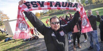 Generationswechsel bringt frischen Wind in Verein - Vize-Vereins-Chef Marcel Jähn und Fans vom FSV Taura bei einem Spiel der Mannschaft auf dem Fußballplatz in Taura. 