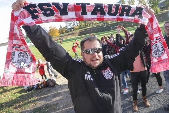 Generationswechsel bringt frischen Wind in Verein - Vize-Vereins-Chef Marcel Jähn und Fans vom FSV Taura bei einem Spiel der Mannschaft auf dem Fußballplatz in Taura. 
