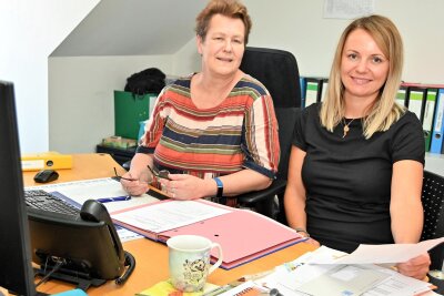 Generationswechsel im Rathaus Hainichen: Stadtrat hat neue Hauptamtsleiterin bestimmt - Uta Neumann (l.) wird Karin Brandt im Rathaus Hainichen als neue Hauptamtsleiterin einarbeiten.