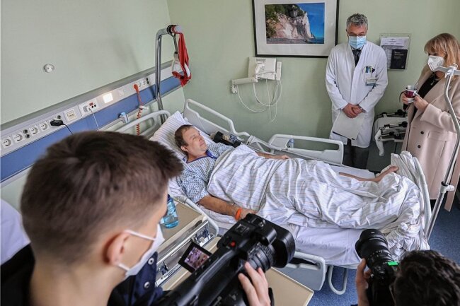 Genesungswünsche von Ministerin: Köpping besucht ukrainischen Patienten im Chemnitzer Klinikum - Vier Operationen hat Sergii Bilohurov bereits hinter sich. Ansonsten muss sich der ukrainische Patient, der seit Anfang Dezember im Klinikum liegt, vor allem ausruhen. Der Besuch von Sachsens Sozialministerin Petra Köpping (rechts) war eine kleine Abwechslung zum Krankenhausalltag. 