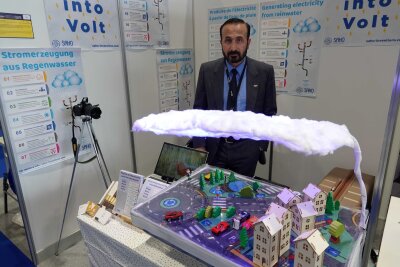 Genfer Erfindersalon: Mobiler Strandkorb und andere Ideen - Khaled Al-Saho steht hinter seinem Modell, das die Produktion von Energie aus Regenwasser erklärt.