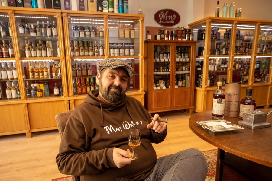 Genießer können Whisky in Greiz verkosten - Stephan Roth, im Bild in seinem in diesem Jahr eröffneten Geschäft in Plauen, ist der Organisator der Messe.